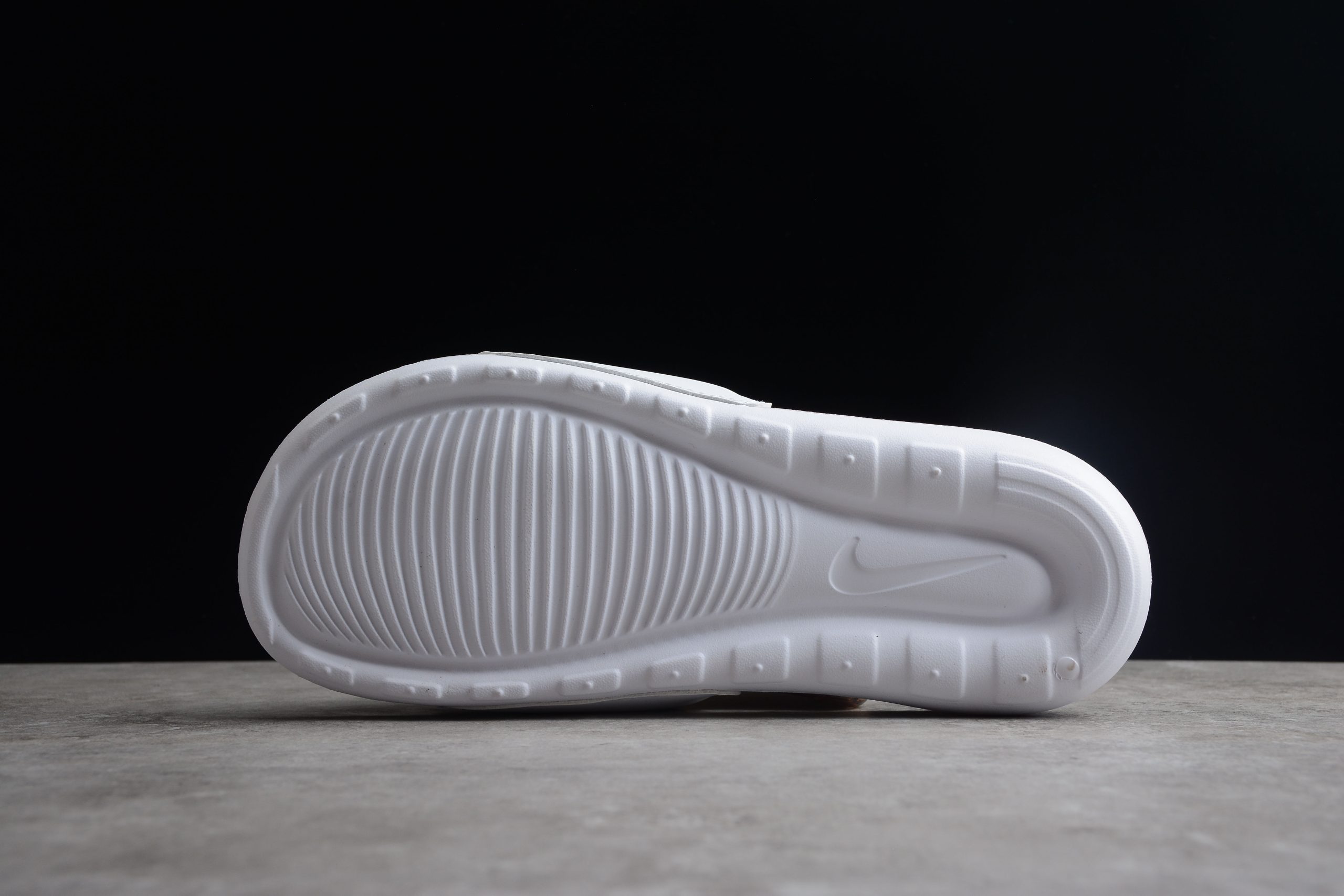 Klapki Nike Victori One Slide Print CN9677-100 - obrazek 5