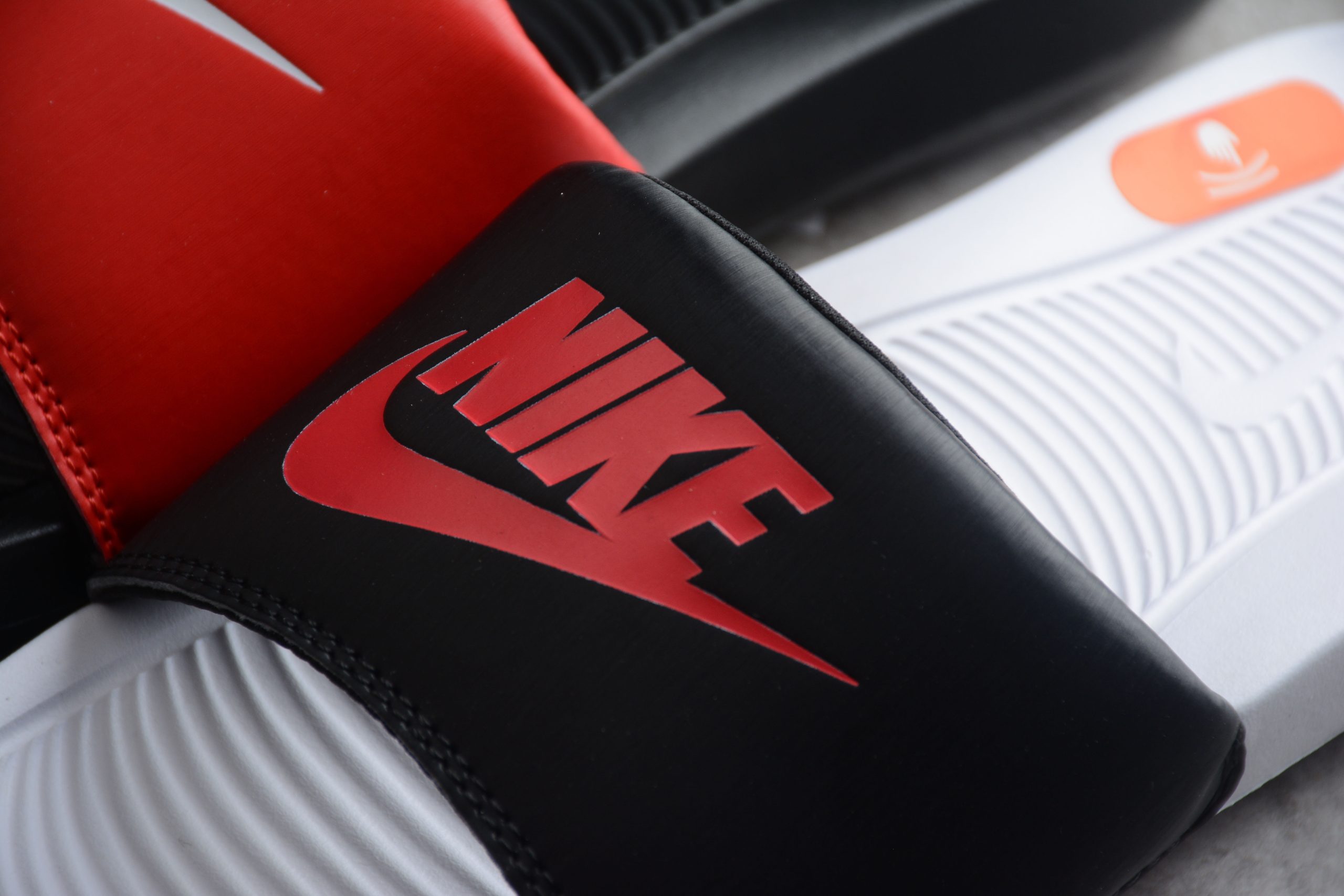 Klapki Nike Victori One Slide Print DD0234-600 - obrazek 2