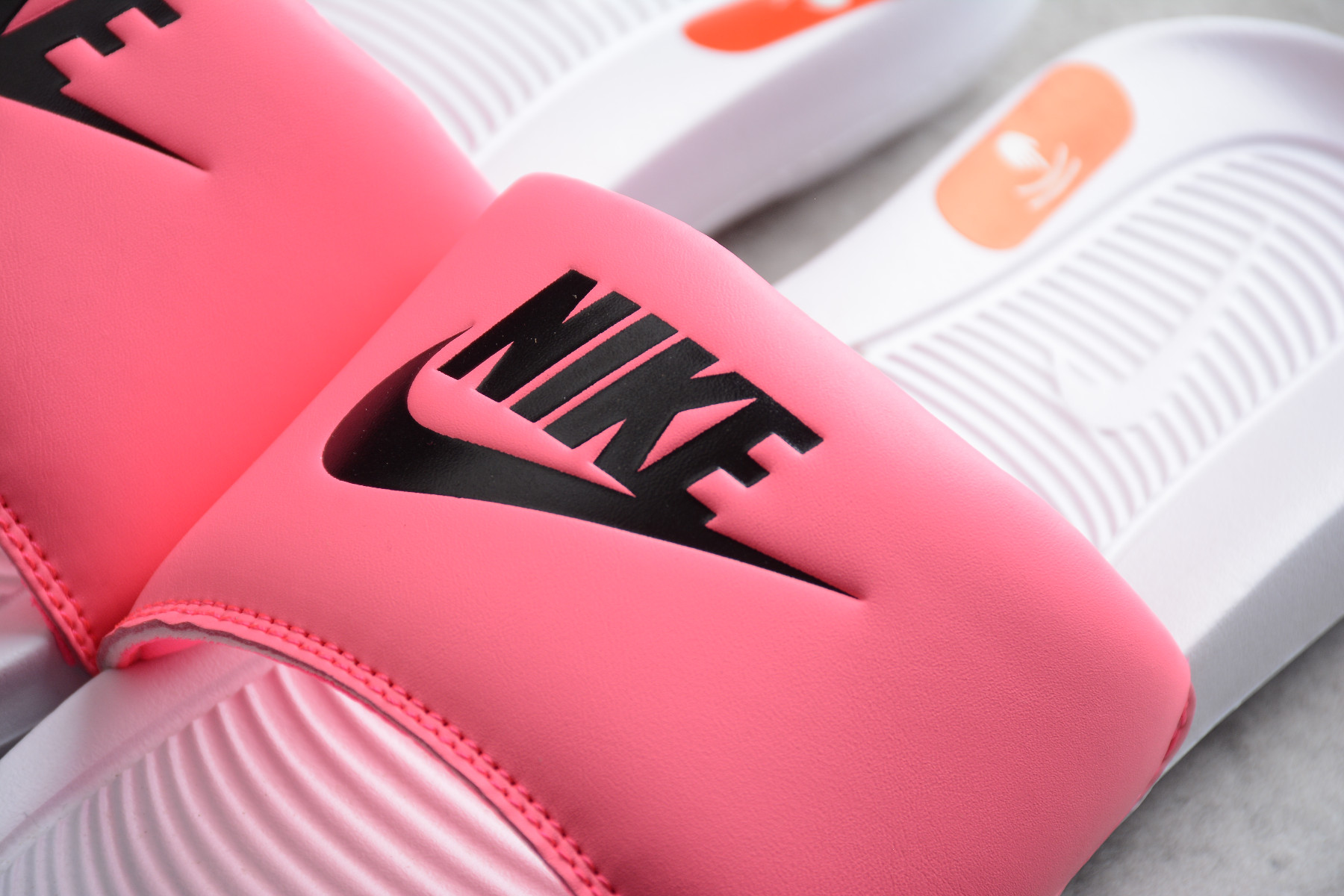 Klapki Nike Victori One Slide Print CN9677-102 - obrazek 2