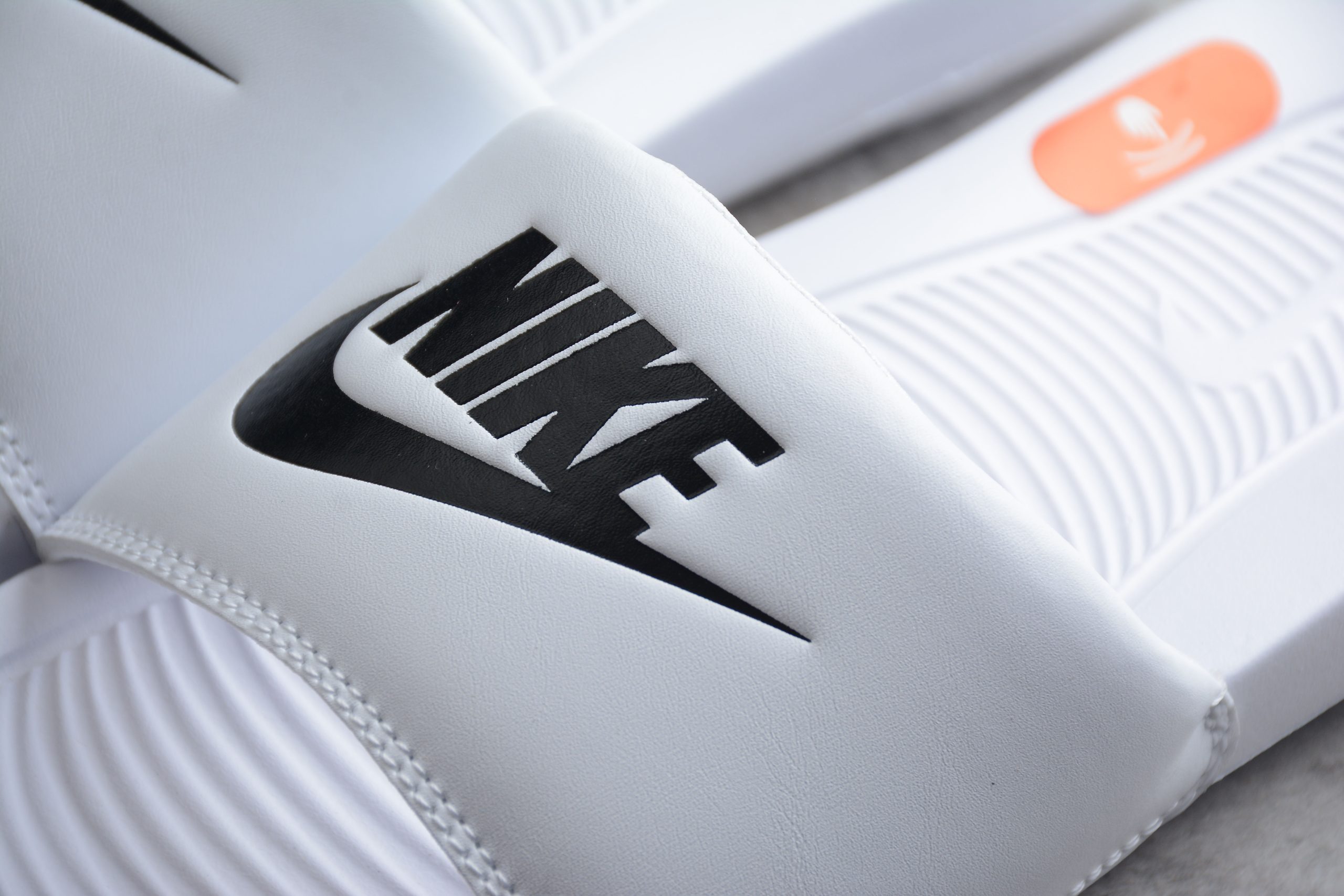 Klapki Nike Victori One Slide Print CN9677-100 - obrazek 2