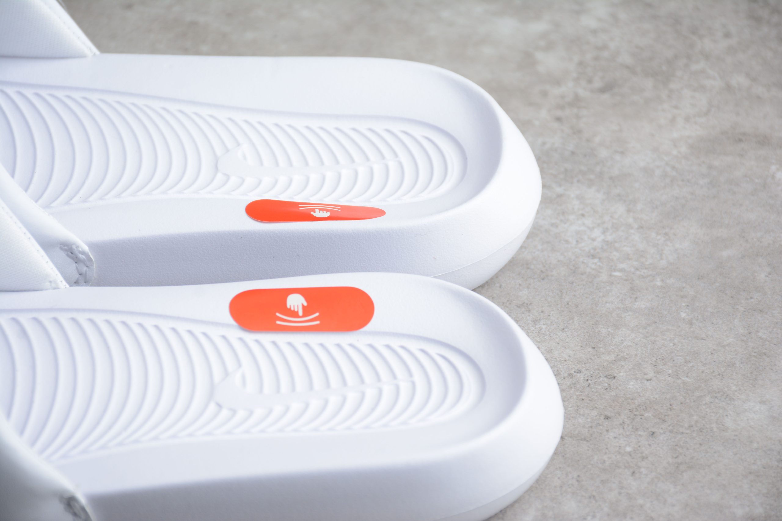 Klapki Nike Victori One Slide Print CN9677-100 - obrazek 4