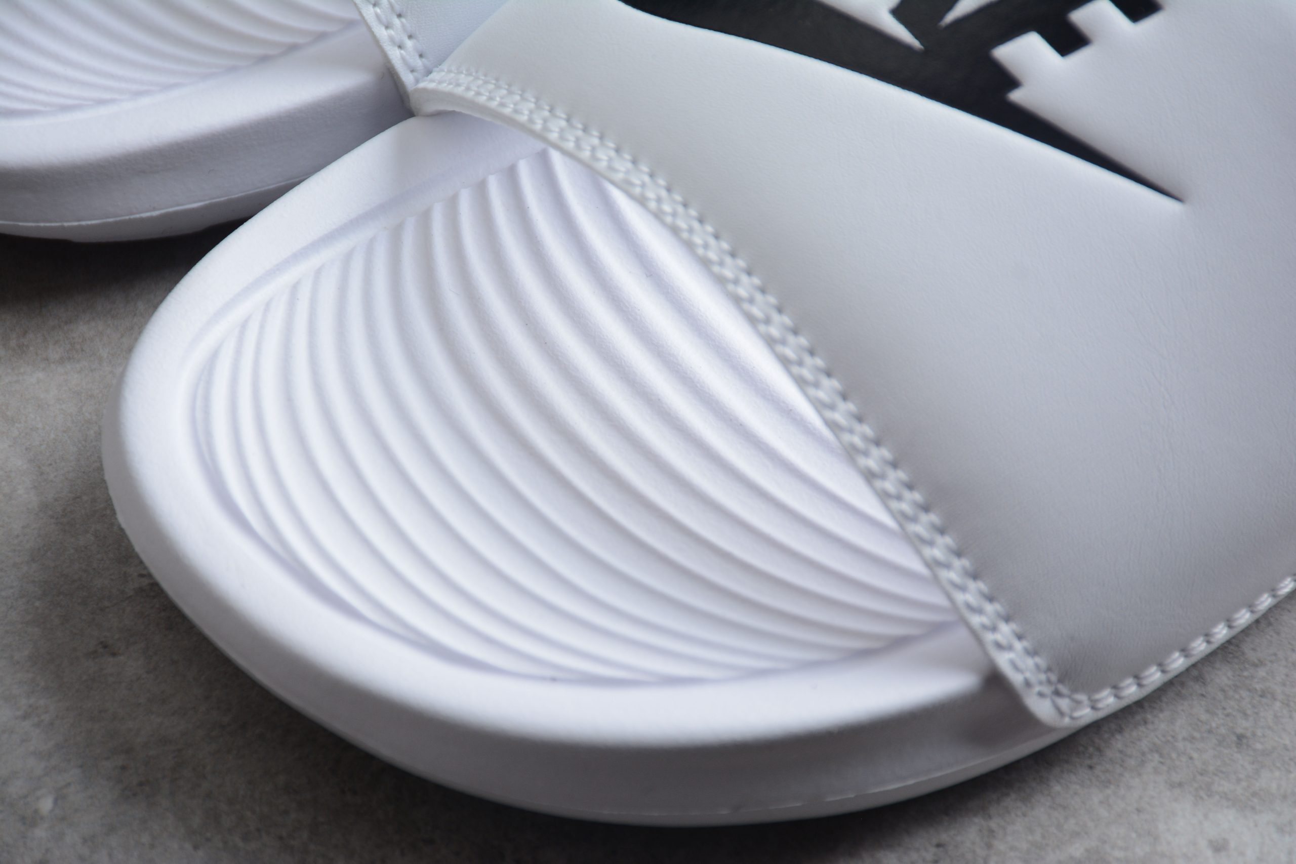 Klapki Nike Victori One Slide Print CN9677-100 - obrazek 3